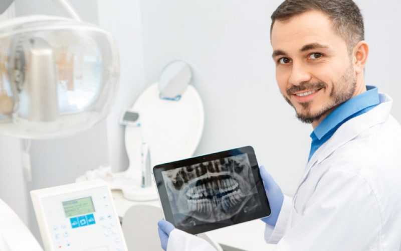 Veja o que faz um dentista especialista em canal e como esse profissional pode solucionar seu problema de dor de dente